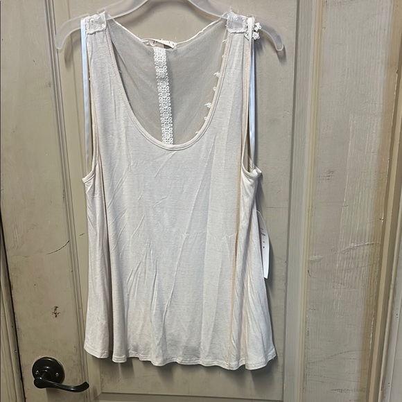 Elegant White Tank Top with Sleek Design - Picture 1 of 12